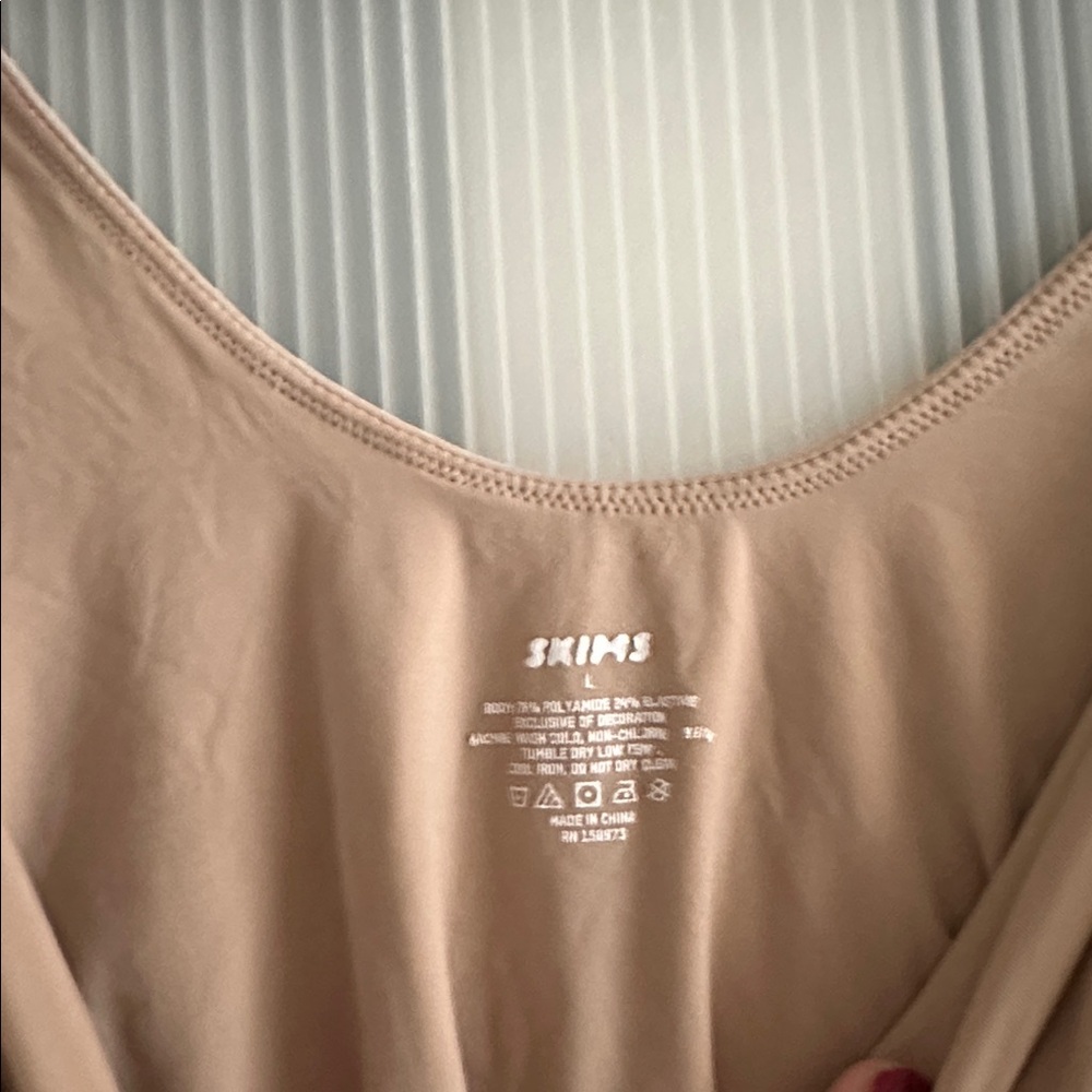 Like new! SKIMS Fits Everybody Square Neck Bodysuit Size MD - Picture 2 of 3